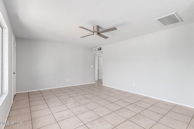 Building Photo - 1238 E Vine Ave