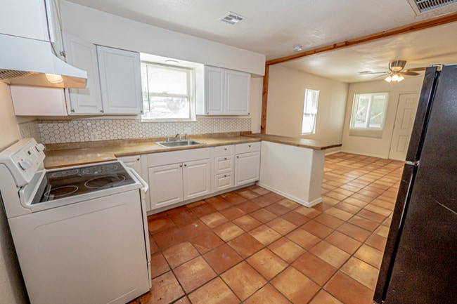 Building Photo - 33 E 400 S