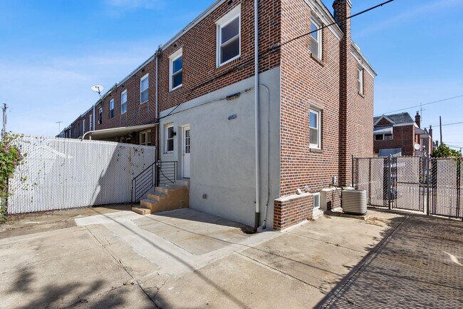 Foto del edificio - Wow! South Philly Modern 3 Bed 2 Bath Home! Yard! Central Air! W/D! H/W Floors! Gorgeous!