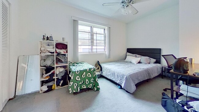 Building Photo - Raised First Floor East Lakeview One Bedroom