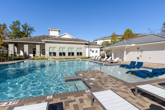 The Avenues at Verdier Pointe, Charleston, SC, Swimming Pool with Tanning Deck - The Avenues at Verdier Pointe