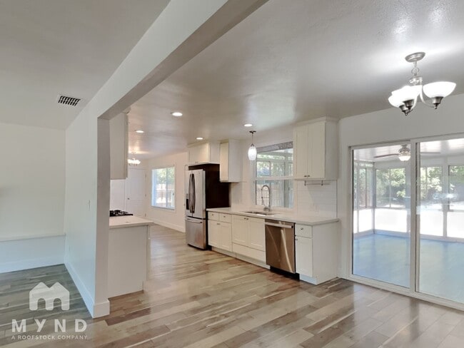 Building Photo - 2428 Drayton Dr