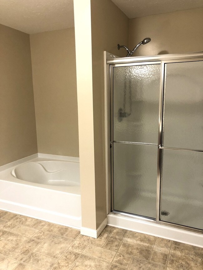 Building Photo - Immaculate Second Floor Condo!