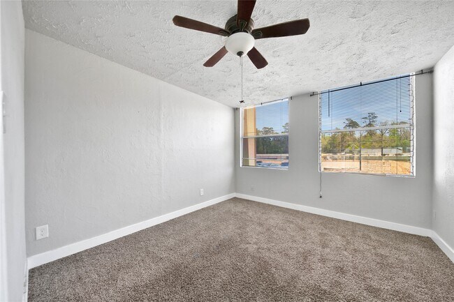 Building Photo - 28 Lakeway St