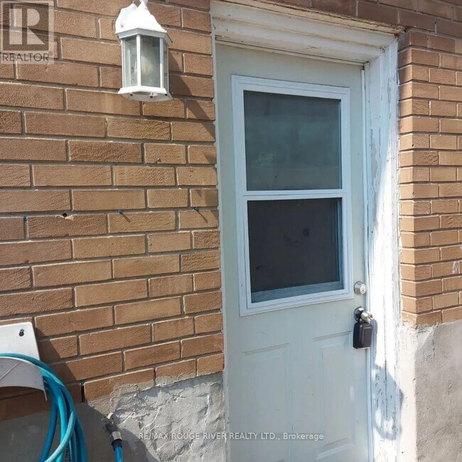 Building Photo - 432 Bloor St E