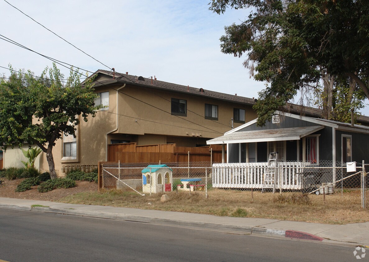 Foto del edificio - Elm Avenue Townhomes