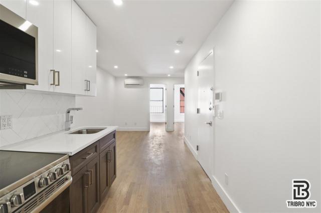 Foto principal - 3 bedroom in BROOKLYN NY 11206