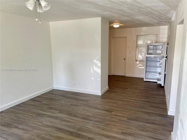 Building Photo - 2 bedroom in Hallandale FL 33009