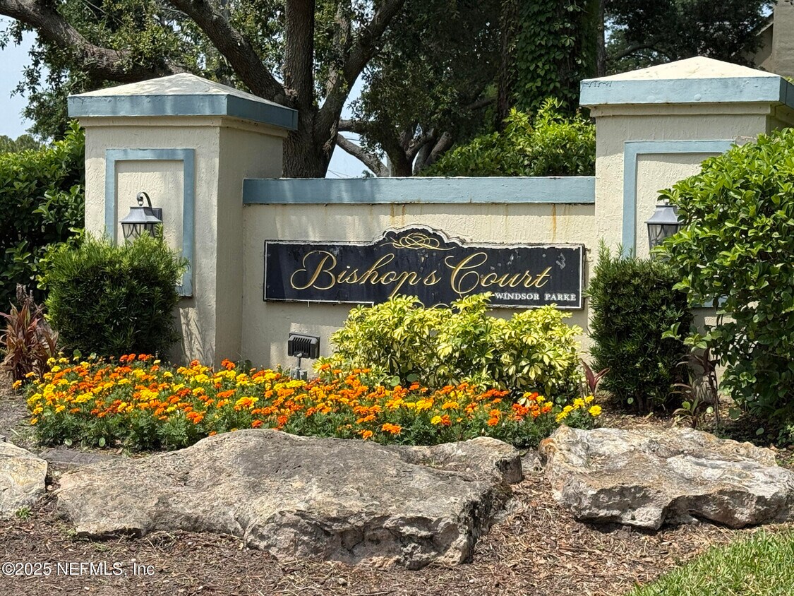 Primary Photo - 13700 Richmond Park Dr N