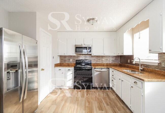Foto del edificio - The living is easy in this 3 bedroom, 2.5 bathroom home