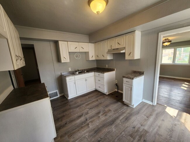 Building Photo - Nice 2 Bedroom Single House with Garage Available NOW