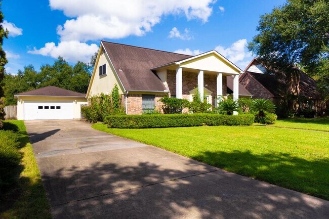 Building Photo - 2902 Meadowcreek Dr