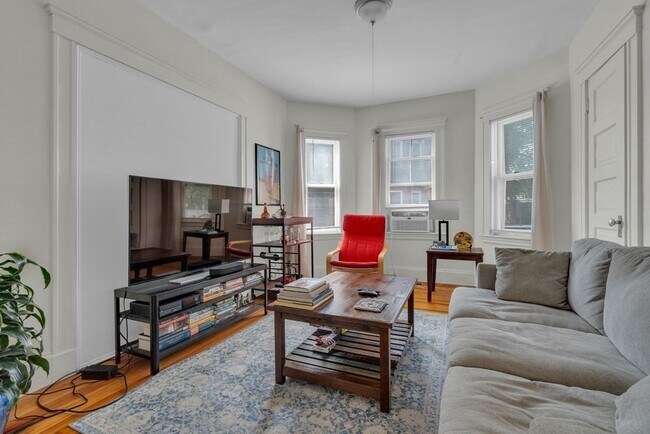 Building Photo - 5 Hollis Park