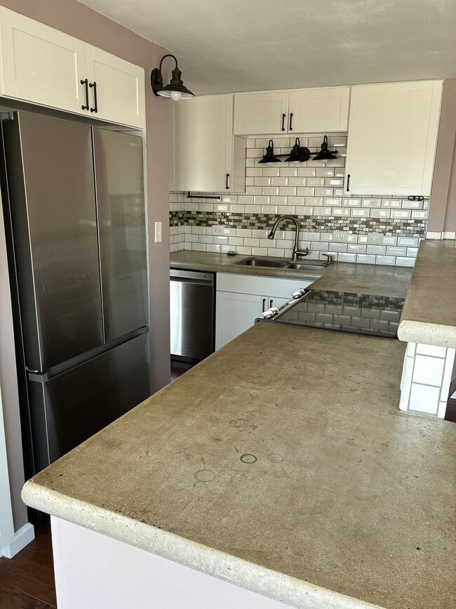 Building Photo - For Rent – Regency Towers