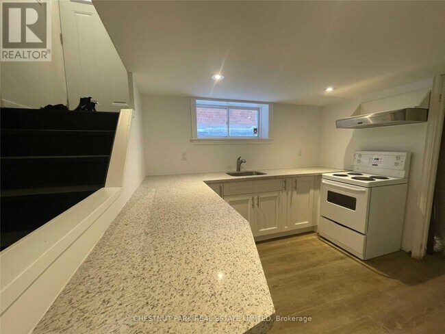 Photo du bâtiment - 24 Strathgowan Ave