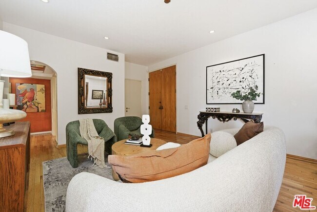 Foto del edificio - 612 S Barrington Ave