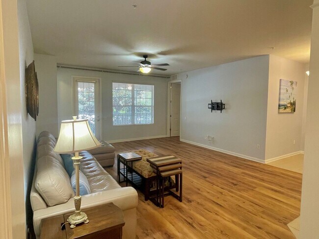 Building Photo - 2 Bedroom, 2 Bath 2nd Floor Condo with Bon...