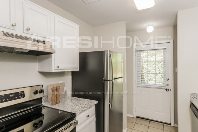 Building Photo - 2213 Salerno Dr