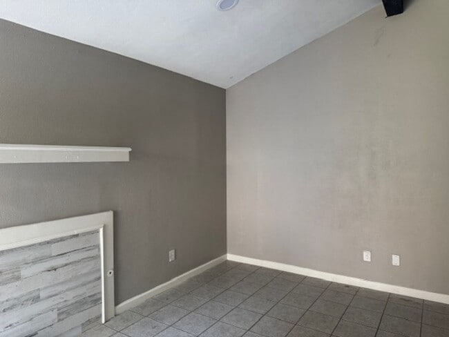 Building Photo - 106-106 Jester Cir