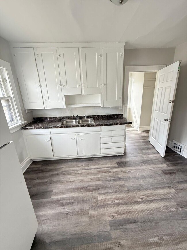 Foto del edificio - 1754 Algonac Rd