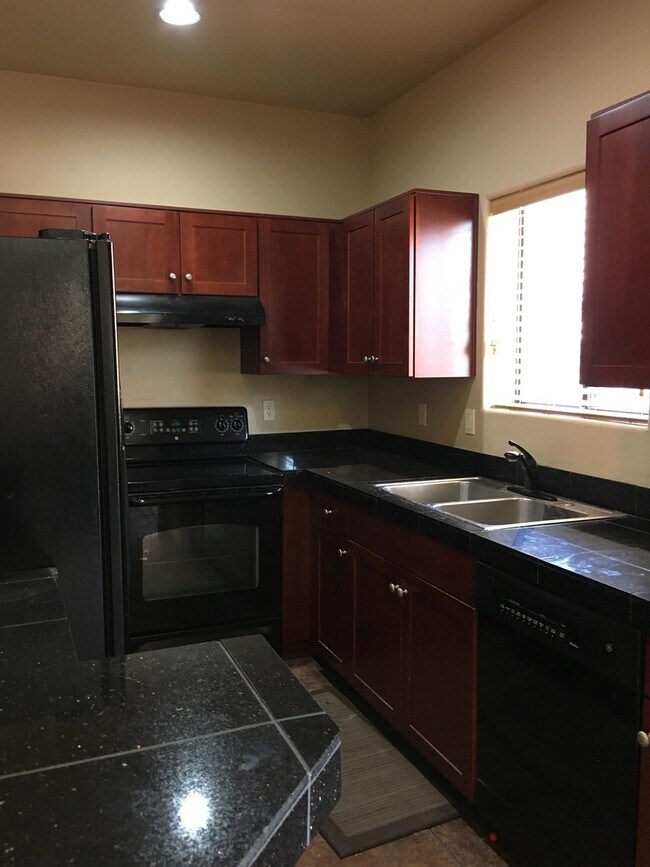 Foto del edificio - 3 Bedroom Eastside Townhome