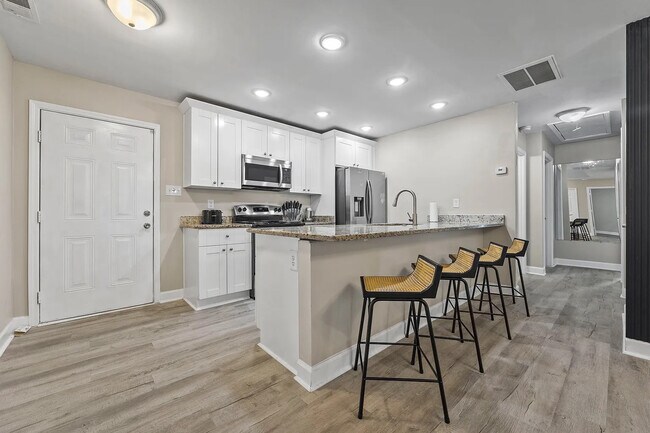 Foto del edificio - Room in House on Ayrshire Cir NW