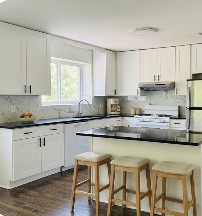 Foto del edificio - 8638 Trumbull Ave