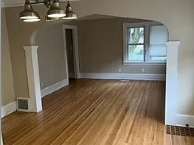 Foto del edificio - Avail NOW! Pet friendly Charming 3 Bedroom Bungalow Aval Now!