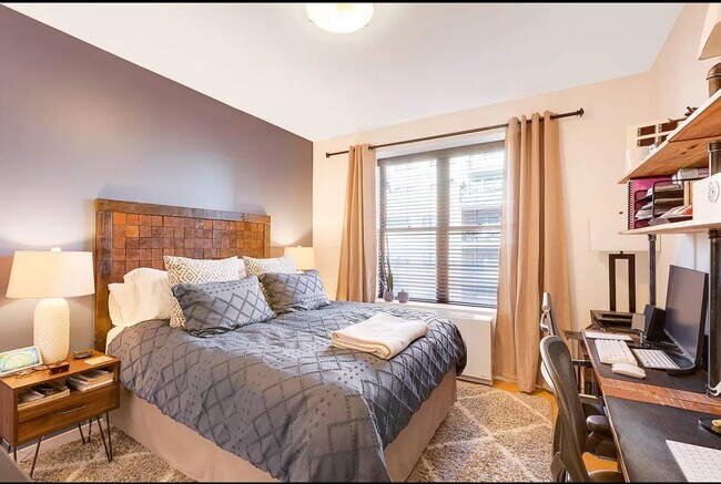 Foto del edificio - Welcome to this light-filled, spacious one...