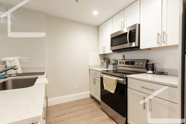 Foto del edificio - Large recently renovated 1 bed unit near the Green Line.