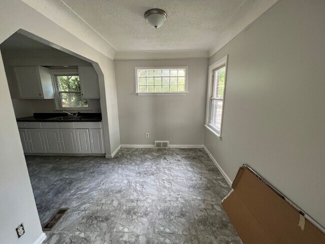 Foto del edificio - Charming 4-Bedroom brick Bungalow with Mod...