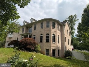 Building Photo - 6529 Fairlawn Dr