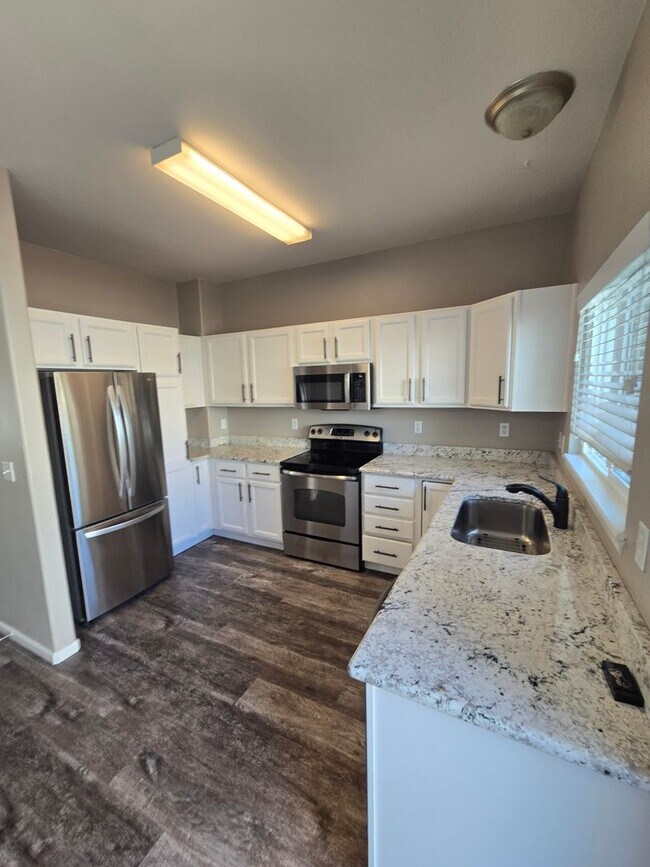 Building Photo - Updated Autumn Chase Townhome
