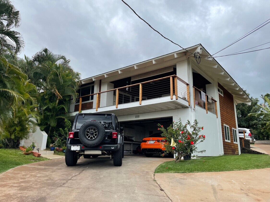 Garage. And entrance - 3185 Hoomua Dr