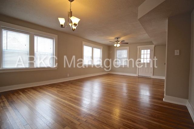 Building Photo - Spacious Living near UMKC!