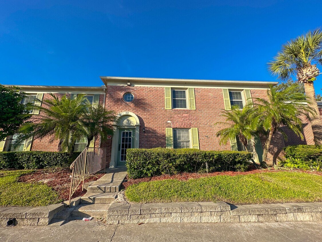 BEAUTIFUL 2 Bedroom / 2 Bathroom Condo in House Rental in Casselberry, FL