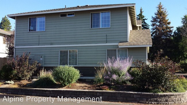 Foto del edificio - 1649 NE Lotus Dr