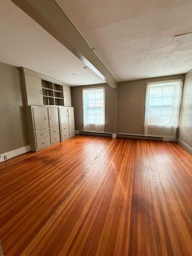 Building Photo - 167 2nd St