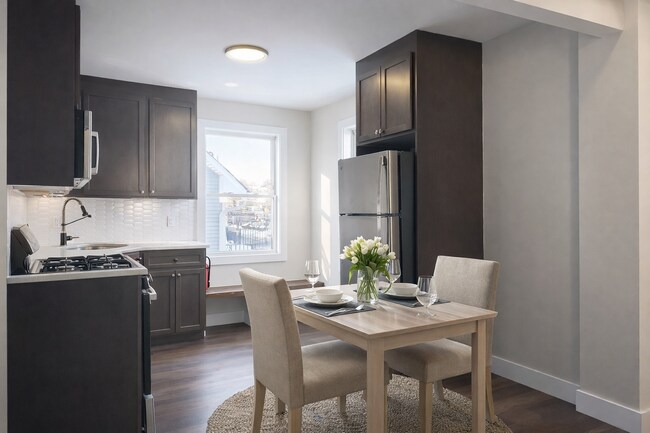 Cocina reformada con electrodomésticos modernos. - 721 N Wood Ave