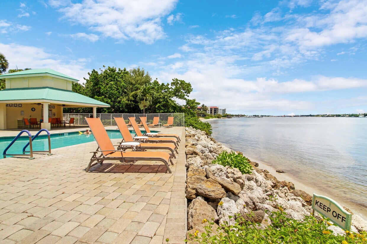 Primary Photo - 137 Barefoot Cove