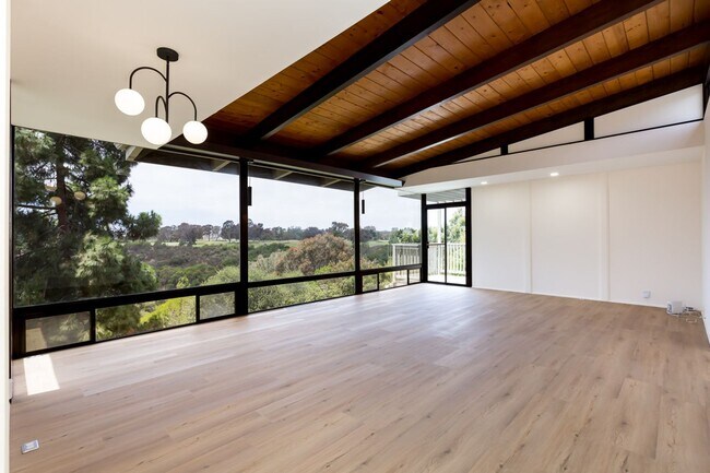 Foto del edificio - Renovated Post-Modern with Sweeping Canyon Views