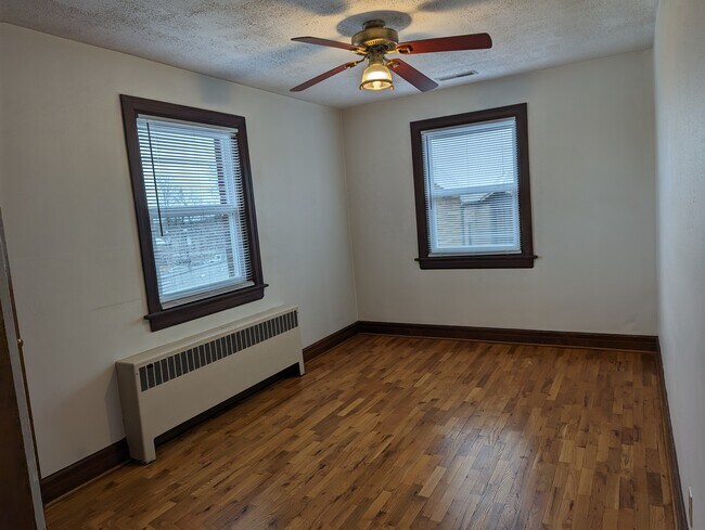 Dormitorio 1 - Vista de la entrada - 69 E First St