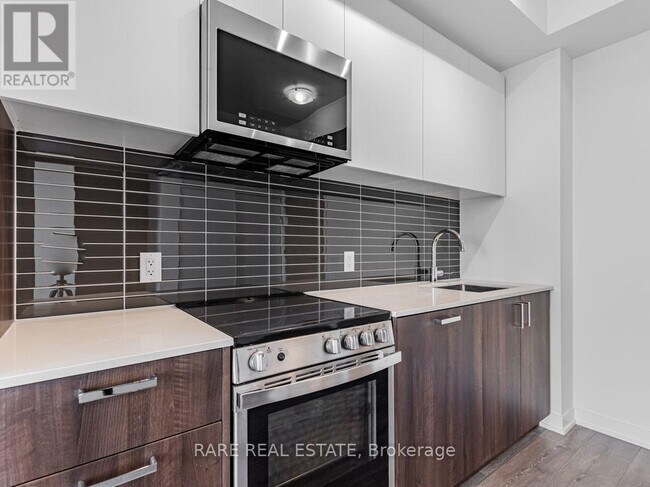 Photo du bâtiment - 1787 St Clair Ave W