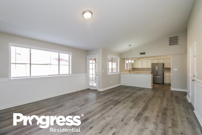 Building Photo - 440 E San Pedro Ave