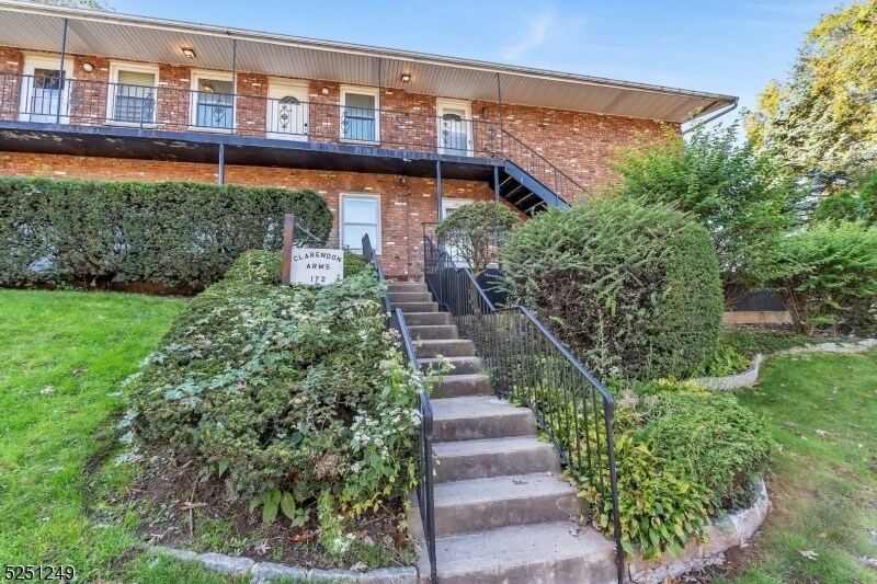 Primary Photo - 172 Belleville Ave