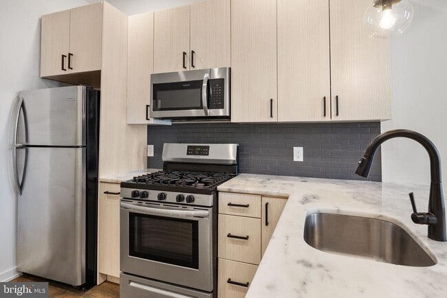 Building Photo - 2526 W Girard Ave