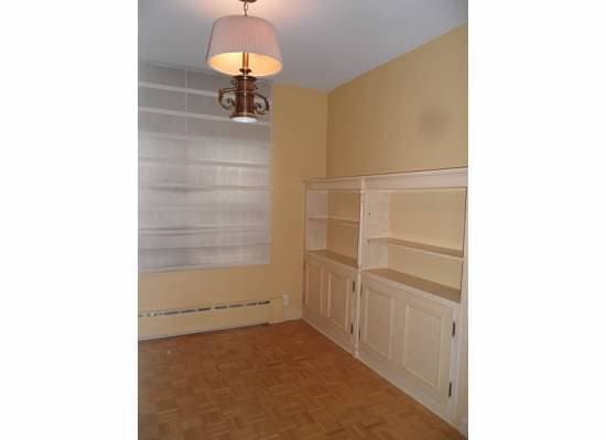 Building Photo - Broadway Hill home