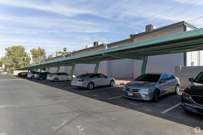 Estacionamiento cubierto - Maryland Green Apartments