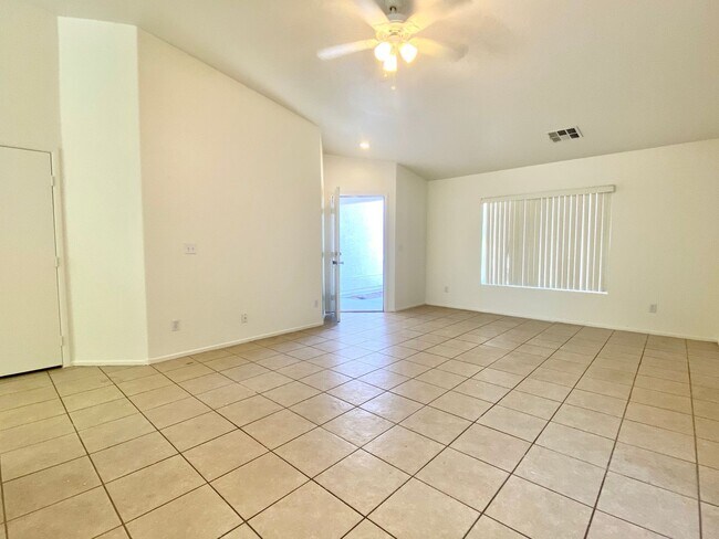 Foto del edificio - Spacious one-story single-family house