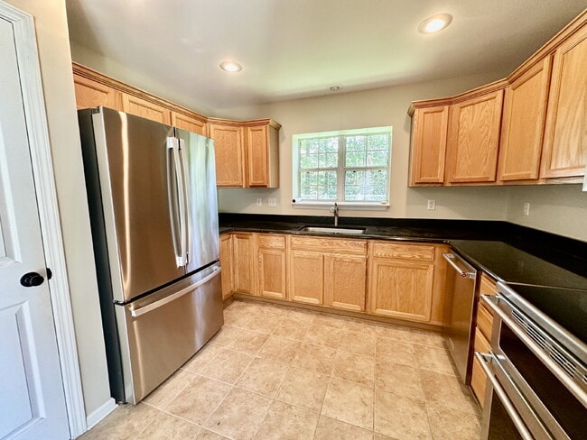 Foto del edificio - Four Bedroom Home with Private Fenced Back...